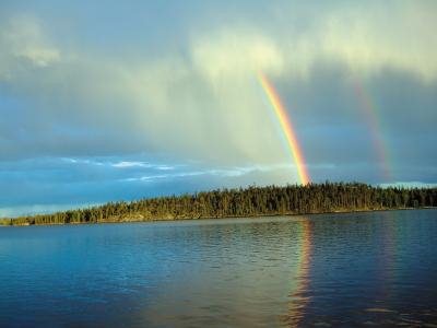 Meer met regenboog